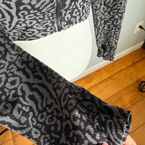 Unbranded Animal Print Elastic Workout Zip Up Cropped Top Womens Size L - Picture 8 of 10